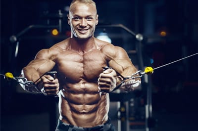 Fotografía de hombre fuerte y feliz entrenando