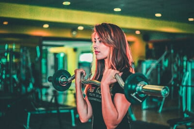 Fotografía de mujer levantando pesas